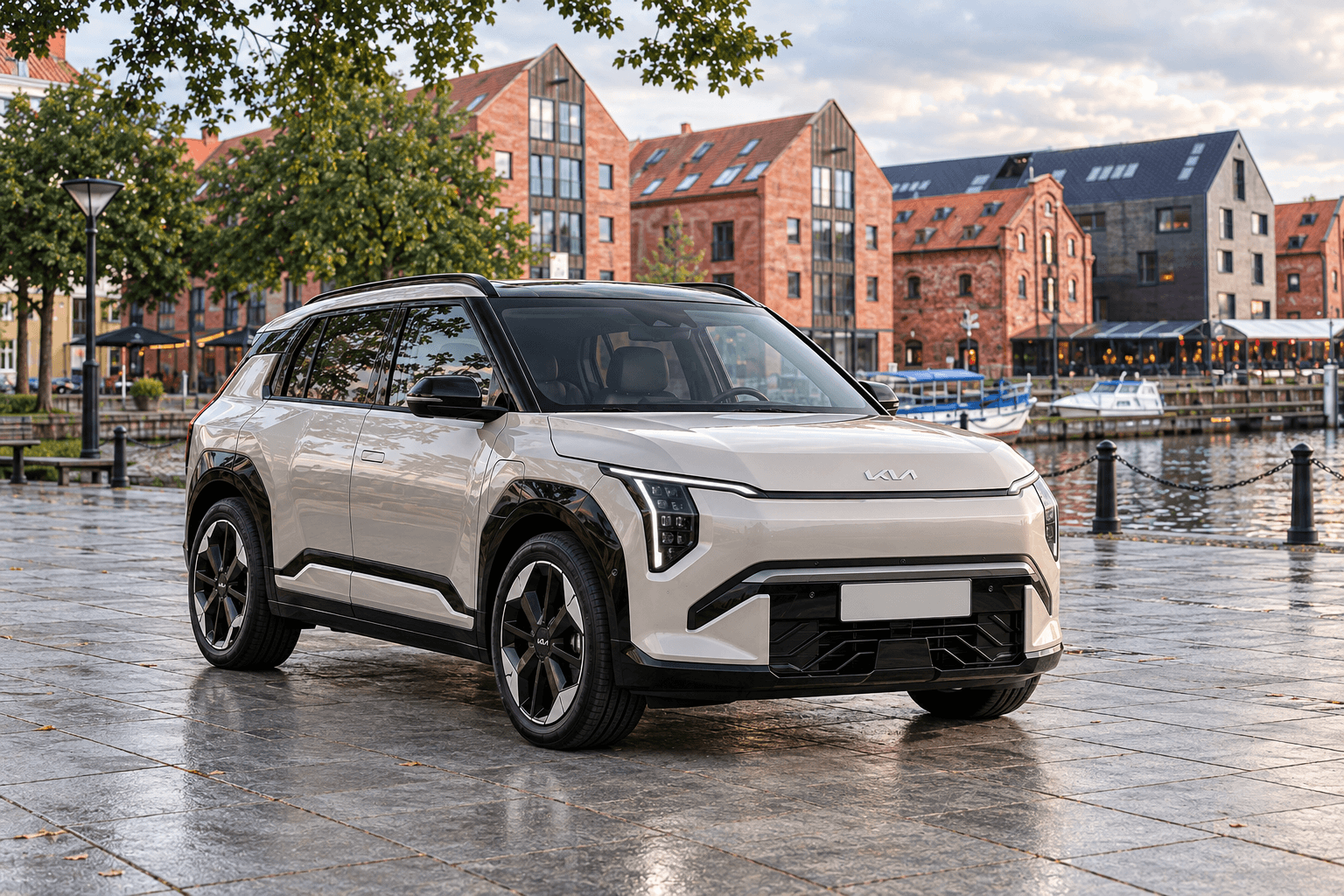 Smėlio spalvos Kia EV3 Klaipėdos senamiesčio krantinėje prie Danės